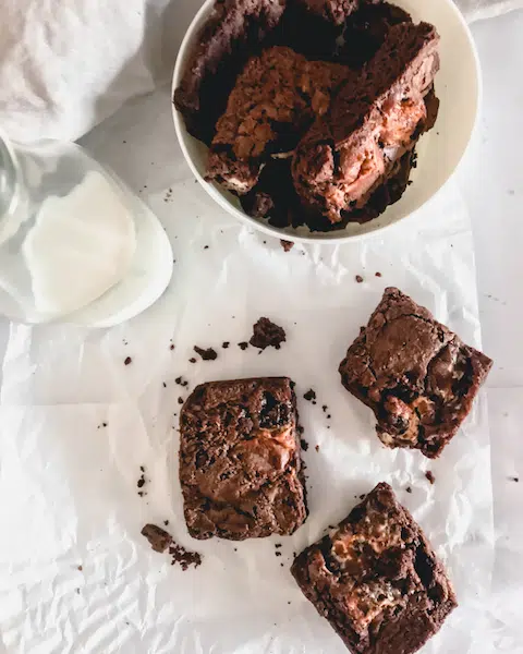 BeyōndYō - Thumbnail für Nur 3 Zutaten für unsere glutenfreien, entzündungshemmenden Erdnussbutter-Bananen-Brownies